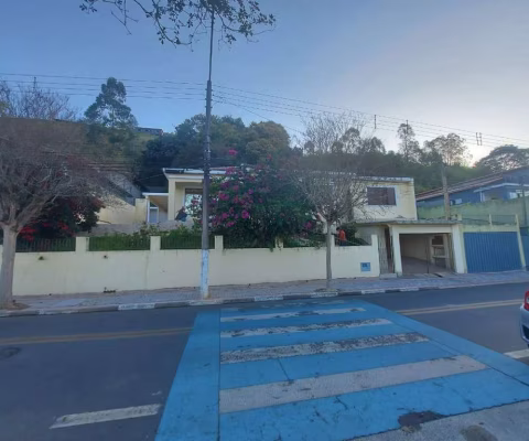 Casa para venda com terreno de 600 m² no centro de Guararema