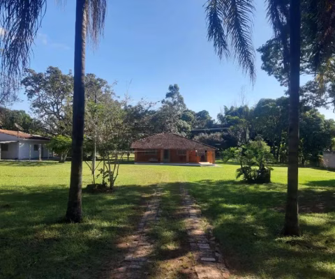 Chácara rural espaçosa com casa principal e de empregado.