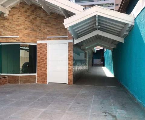 MANSÃO na Guilhermina, 3 dormitórios, 2 suítes sendo 01 MASTER, piscina, confira em Praia Grande.