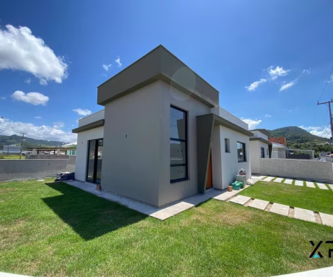 Casa a venda com 2 quartos sendo 1 suíte, 2 banheiros e 2 vagas de garagem.