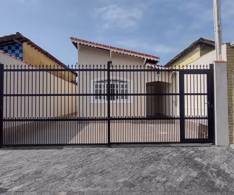 Casa 2 dormitórios,  com área de churrasqueira 270 mts da praia