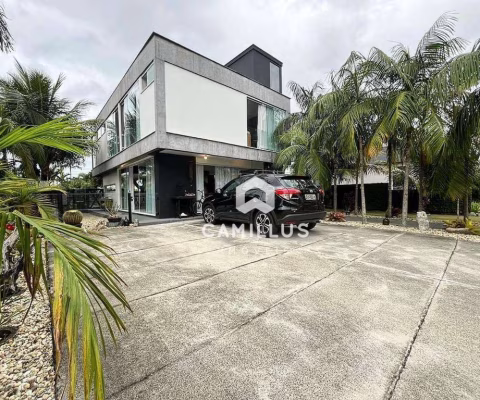 Casa em Condomínio com 3 Suítes
