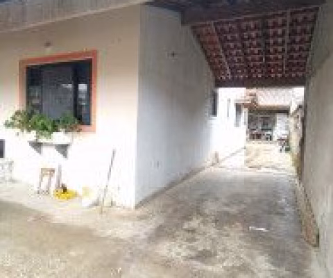 Casa no bairro Balneário Gaivota, em Itanhaém - localizado lado praia, em rua calçada.