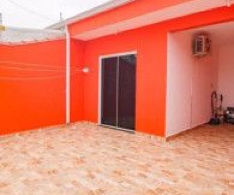 Casa no bairro São João Batista, em Peruíbe - sendo lado serra, em rua calçada.