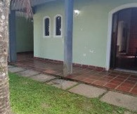 Casa localizada no bairro Tupy, em Itanhaém - sendo lado praia, em rua calçada.