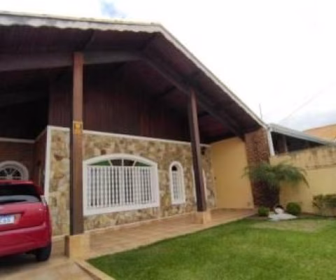 Belíssima casa localizada no bairro Oásis - rua calçada.