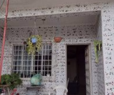 Casa localizada no bairro Jardim Praia Grande, em Mongaguá - lado praia em rua calçada.