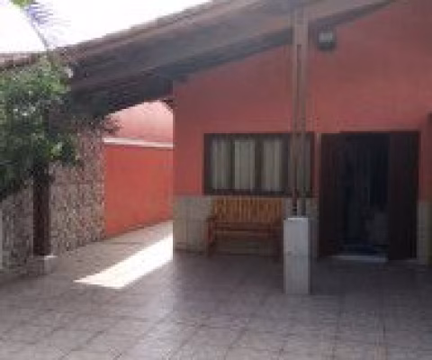 Excelente casa localizada no Jardim das Palmeiras, em Itanhaém - lado praia, à 50 metros do mar.