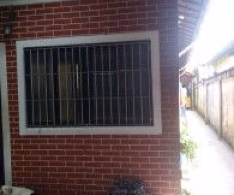 Ótima casa no bairro Nossa Senhora do Sion, em Itanhaém - lado serra em rua calçada.