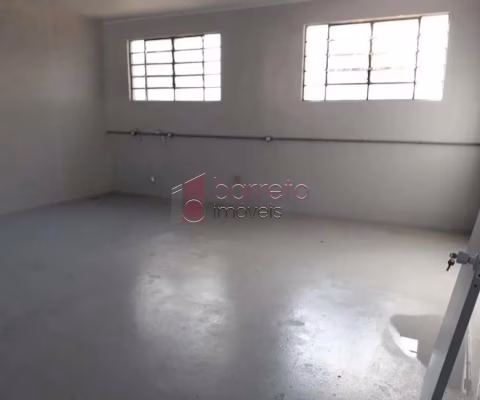 Salão estilo Galpão Comercial para LOCAÇÃO em Jundiaí SP bairro Caxambu 151m² Espaço amplo, Salas para escritório. Cozinha. Banheiros. 1 vg!