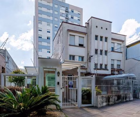 Apartamento de um quarto, suíte e uma vaga de garagem no bairro Santa Cecilia em Porto Alegre.&lt;BR&gt;&lt;BR&gt;Edifício 4 apartamentos por andar, portaria 24 horas, zelador, 2 elevadores, salão de 