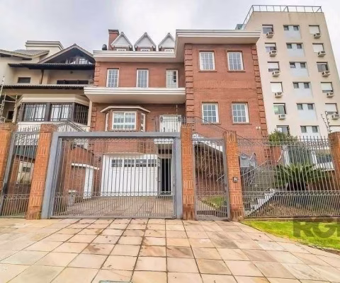 Excelente casa de 727m² com 4 suítes e 6 vagas.