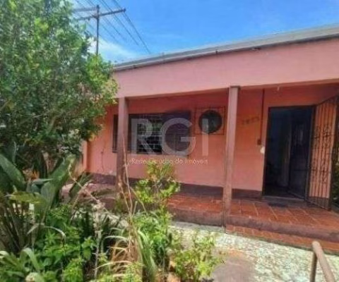 Casa em Porto Alegre, no bairro Tristeza, com 2 dormitório(s), e 2 banheiros, à venda.