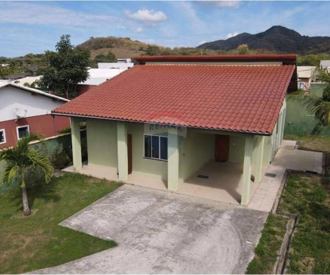 Casa em condomínio fechado,dois dormitórios sendo 1 suíte com closet e quarto auxiliar.