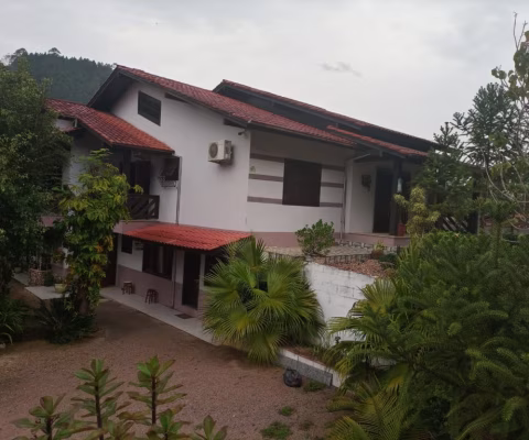 Casa com 02 pisos  , 266 m² e terreno com 2. 522,20 m² .