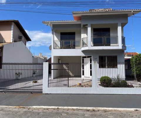 Casa mobiliada com quatro dormitórios no bairro Rio Caveiras em Biguaçu