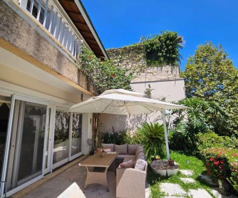 Casa em Condomínio à Venda com 589m², 4 dormitórios, 2 suítes e 4 vagas!!!