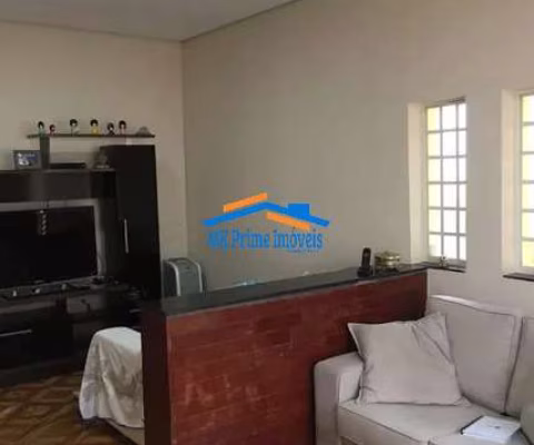 Casa Térrea com 3 Dorm. sendo 1 Suíte - 5 Vagas - Quintal Amplo