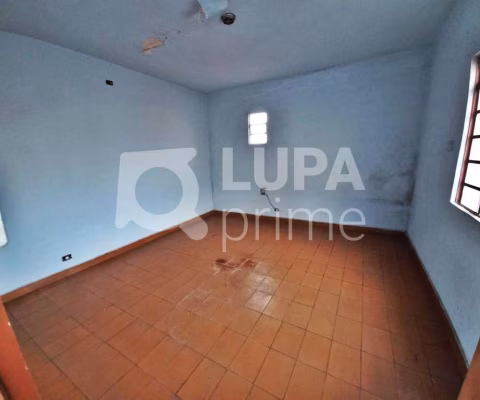 CASA COM 4 QUARTOS E 3 VAGAS DE GARAGEM À VENDA NA VILA MEDEIROS