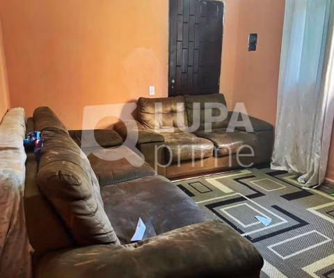 CASA COM 2 QUARTOS E 1 VAGA DE GARAGEM Á VENDA NA VILA MEDEIROS
