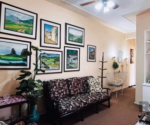 Apartamento 2 dormitórios com sacada, de frente,  living dois ambientes, cozinha ampla, área de serviço, banheiro social e banheiro auxiliar. Prédio pequeno, apartamento no 2º andar, um lance de escad