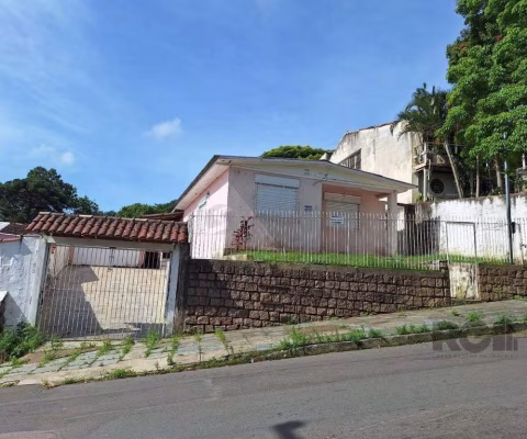 Terreno com casa com 3 quartos, vaga de garagem, no bairro Ipanema, Porto Alegre/RS
