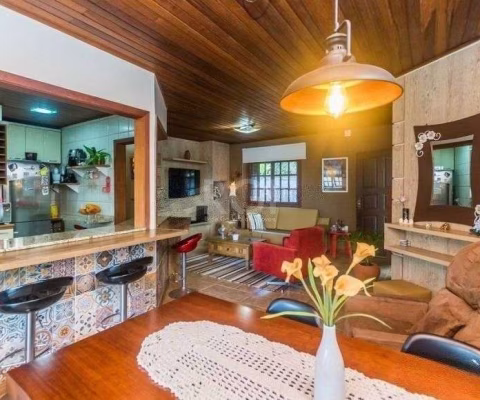 CASA DE 2 DORMITÓRIOS, PISCINA, CHURRASQUEIRA E 2 VAGAS DE GARAGEM NO BAIRRO HÍPICA