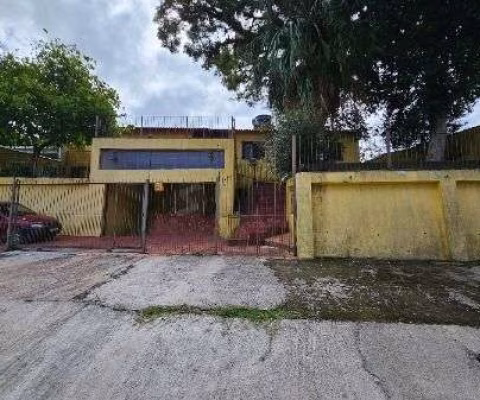 Casa em Porto Alegre, no bairro Belém Novo, com 3 dormitório(s), e 3 banheiros, à venda.