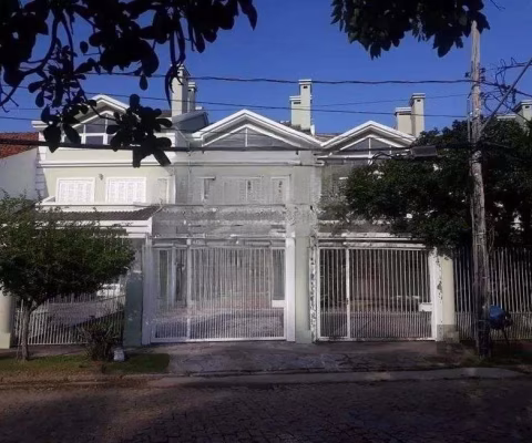 Sobrado Seminovo à Venda em Ipanema com 3 quartos e 219m² de área total.  Suíte com closet e 3 dormitórios com sacada,  churrasqueira e um pátio com ofurô, lareira .Com 4 vagas