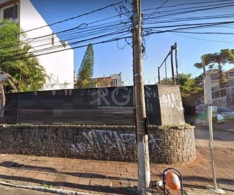 Terreno de esquina no bairro Petrópolis