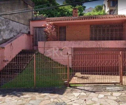 Casa com 03 dormitórios, churrasqueira, pátio com piscina e 5 vagas de garagem no bairro Menino Deus