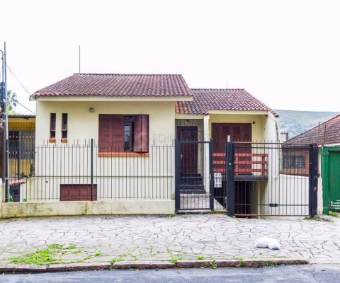 Casa para Venda - 150m², 4 dormitórios, sendo 1 suites, 5 vagas - Teresópolis