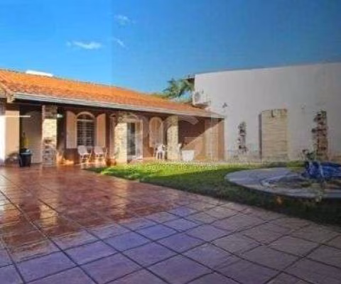 Casa para Venda - 374m², 4 dormitórios, sendo 1 suites, 3 vagas - Guarujá