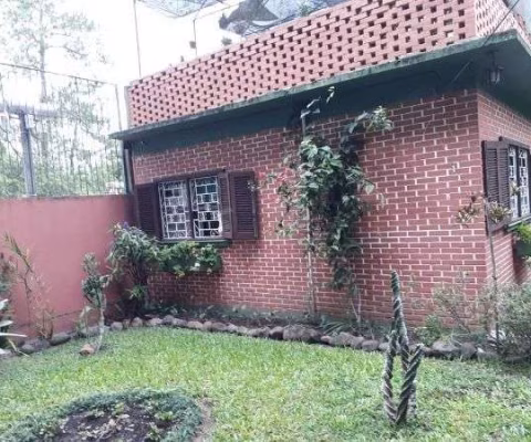 Casa em Porto Alegre, no bairro Pedra Redonda, com 2 dormitório(s), e 2 banheiros, à venda.
