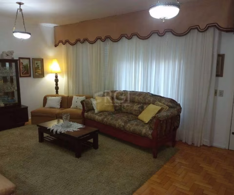 Casa para Venda - 220m², 3 dormitórios, sendo 1 suites, 1 vaga - Camaquã