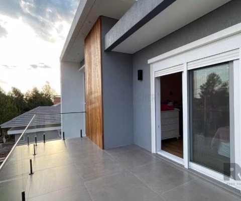 Linda Casa Ampla com 3 Suítes Construída Recentemente em Condomínio no Bairro Nobre de Gramado