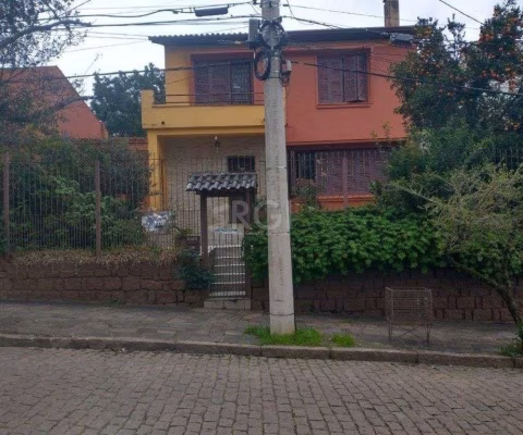 Casa para Venda - 220m², 3 dormitórios, 4 vagas - Teresópolis