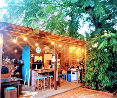 Casa com 233m², 2 dormitórios sendo 1 suíte, living com lareira, espaço gourmet com churrasqueira, pátio e 2 vagas de garagem no bairro Sarandi