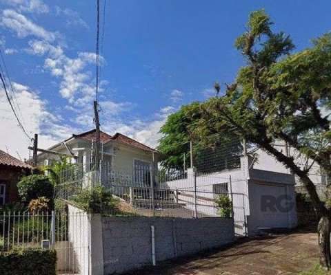 Casa 3 dormitórios,  1 vaga de garagem ampla e coberta.  Possui edícula com 3 peças. Espaço com churrasqueira e dispensa. Área total de  484m².