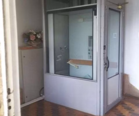 Casa com potencial residencial ou comercial, localizada em frente à Avenida Cristóvão Colombo.
