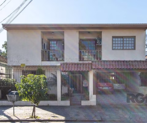Casa de alvenaria, 3 quartos, 1 suíte, 4 banheiros e 5 vagas de garagem.