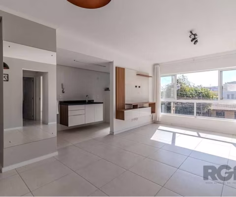 Se você busca conforto e praticidade, este apartamento é a escolha ideal! Com 2 dormitórios, sendo 1 suíte, o imóvel oferece um espaço bem distribuído e funcional para o seu dia a dia. A sala ampla e 
