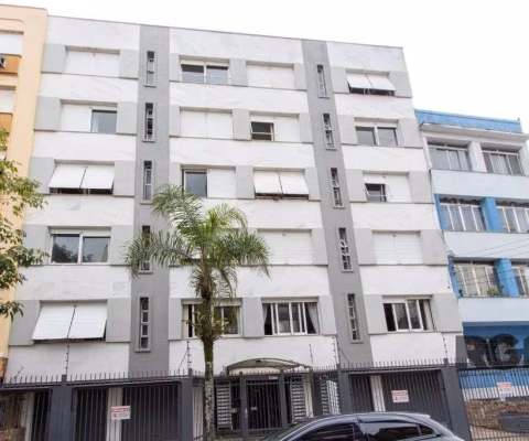 Apartamento impecável de dois dormitórios, totalmente reformado, localizado no coração do Centro Histórico. Dispõe de living 2 ambientes, cozinha com armários modernos para otimizar o espaço. Banheiro