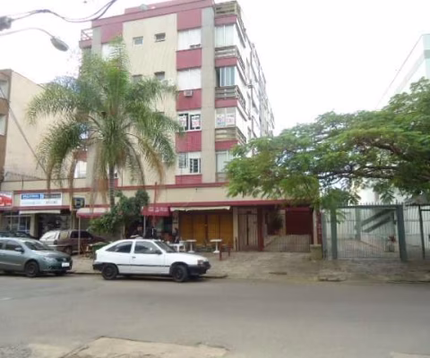 Vende ótimo apartamento de 01 dormitório com 50m², com piso parquet com sinteko novo, sala com sacada, cozinha, área de serviço fechada e banheiro social com box de acrílico.  Prédio com elevador. Imó