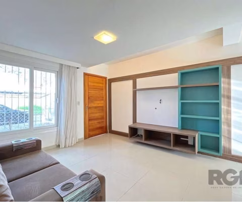 Seu novo lar espera por você no coração do bairro Guarujá, em Porto Alegre! Se você busca conforto, funcionalidade e um espaço para viver momentos incríveis com a sua família, este sobrado com 92m² pr
