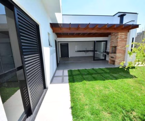 Casa Térrea com amplo quintal no Condomínio Laguna
