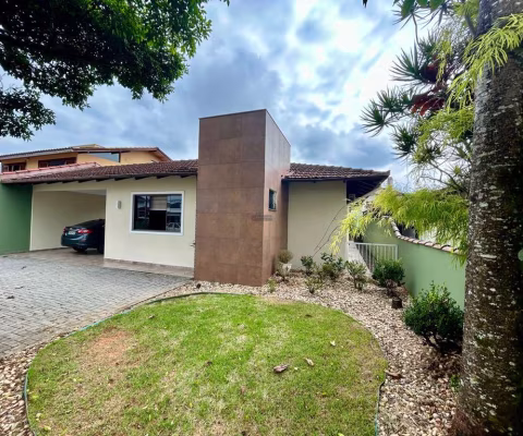 CASA PLANA -  AVERBADA - RUA SEM SAÍDA - 4 DORMITÓRIOS,   GLÓRIA - JOINVILLE - SC&gt;  Está em uma  localização alta,  rua sem saída,