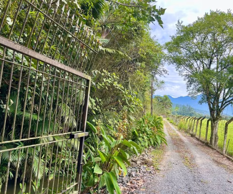 Chácara à venda, Vila Nova, Joinville-SC.  Lacalizada ao meio de muita área verde e água, um contato direto com a natureza.  Área de 18.422m2 com fren