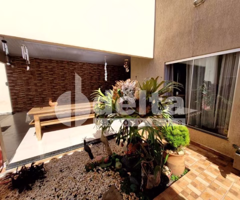 Casa residencial disponível para venda no bairro Alto Umuarama em Uberlândia-MG