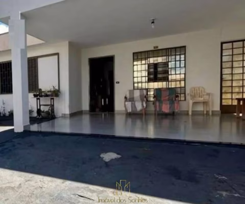 Imperdível Casa à Venda em Uberlândia-MG  4 Quartos, 2 Suítes, 3 Salas, 3 Banheiros, 2 Vagas de Garagem  160m²  Bairro Brasil